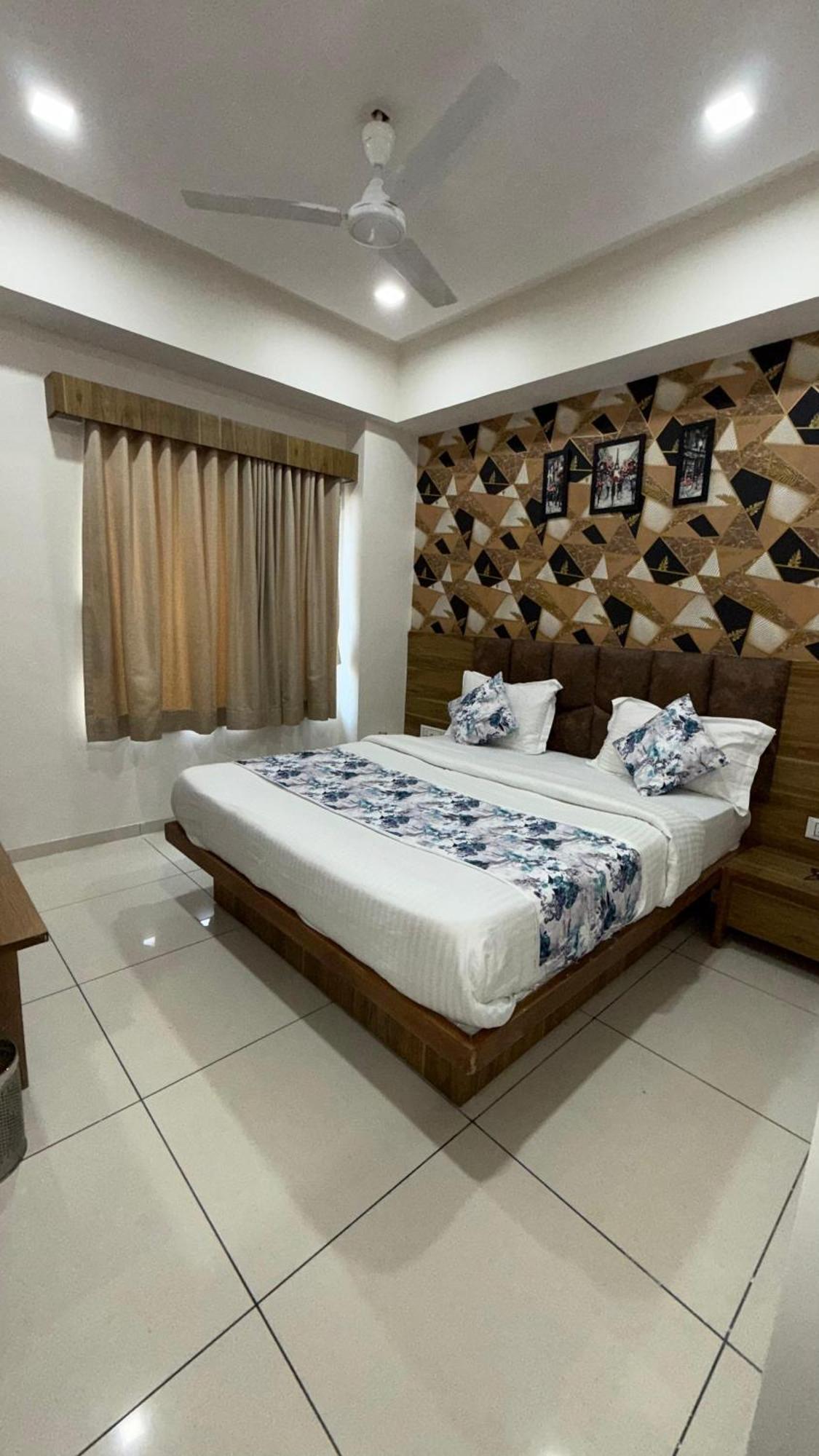 Hotelsuncity Inn Vadodara Extérieur photo
