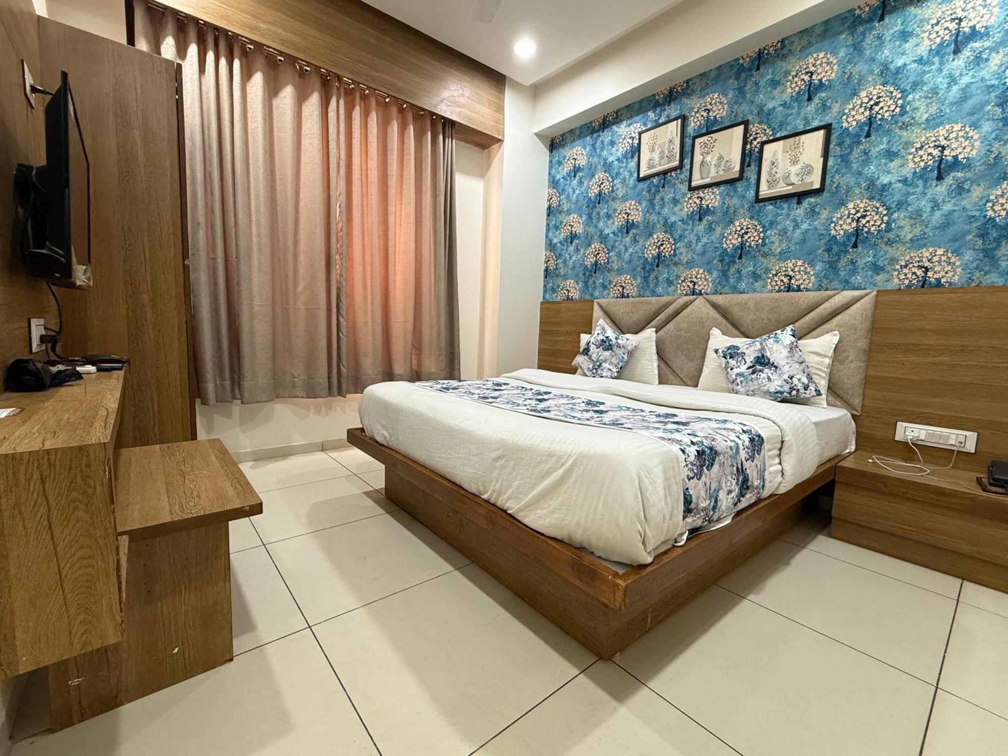 Hotelsuncity Inn Vadodara Extérieur photo
