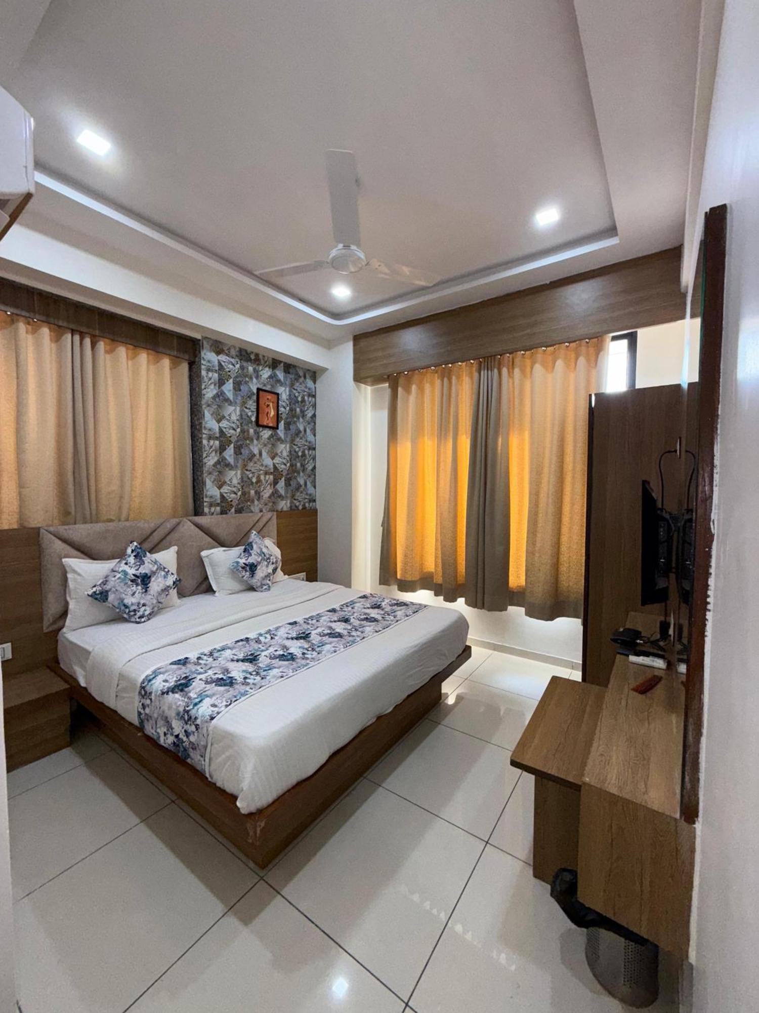 Hotelsuncity Inn Vadodara Extérieur photo