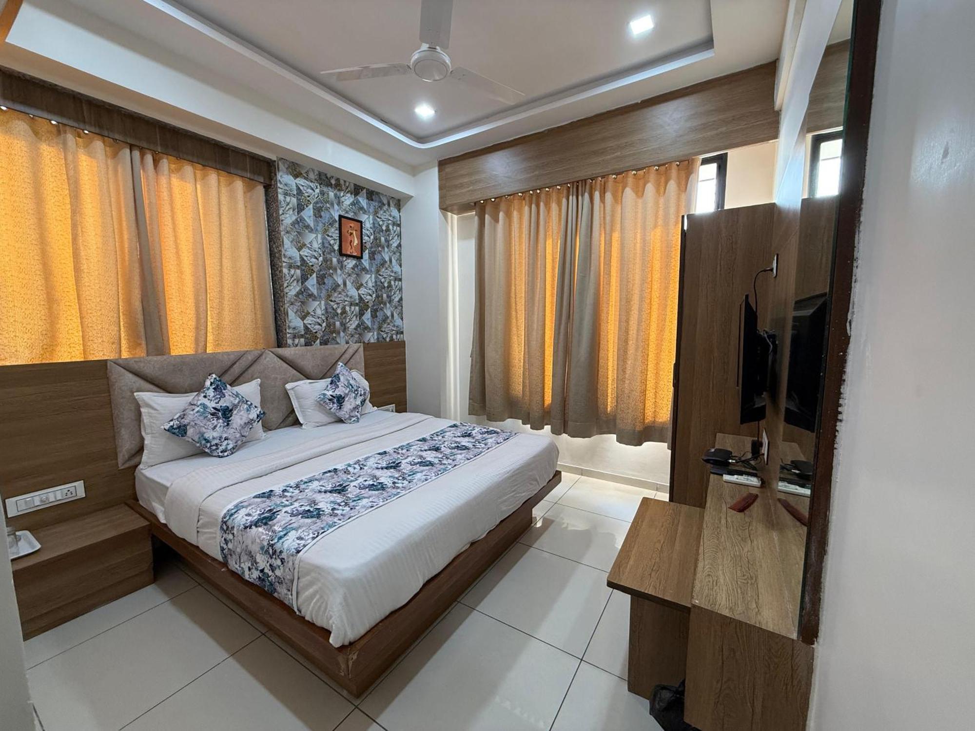 Hotelsuncity Inn Vadodara Extérieur photo