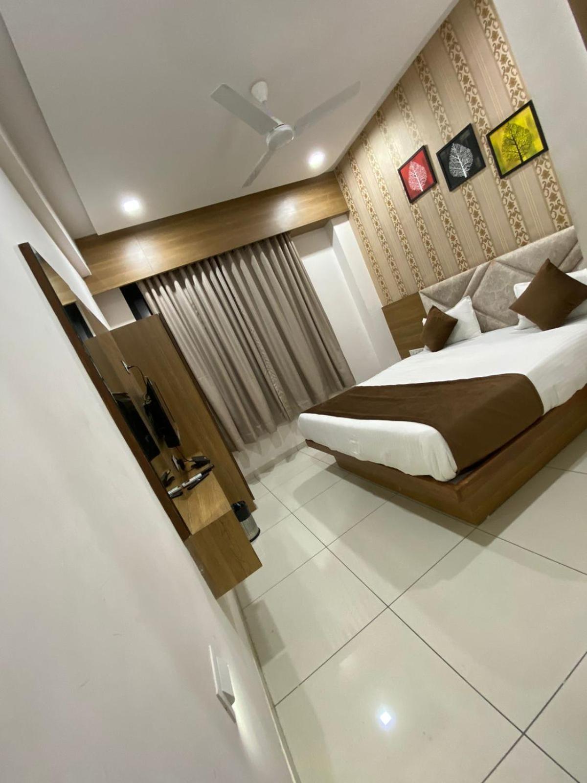 Hotelsuncity Inn Vadodara Extérieur photo